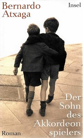Atxaga, Der Sohn des Akkordeonspielers.